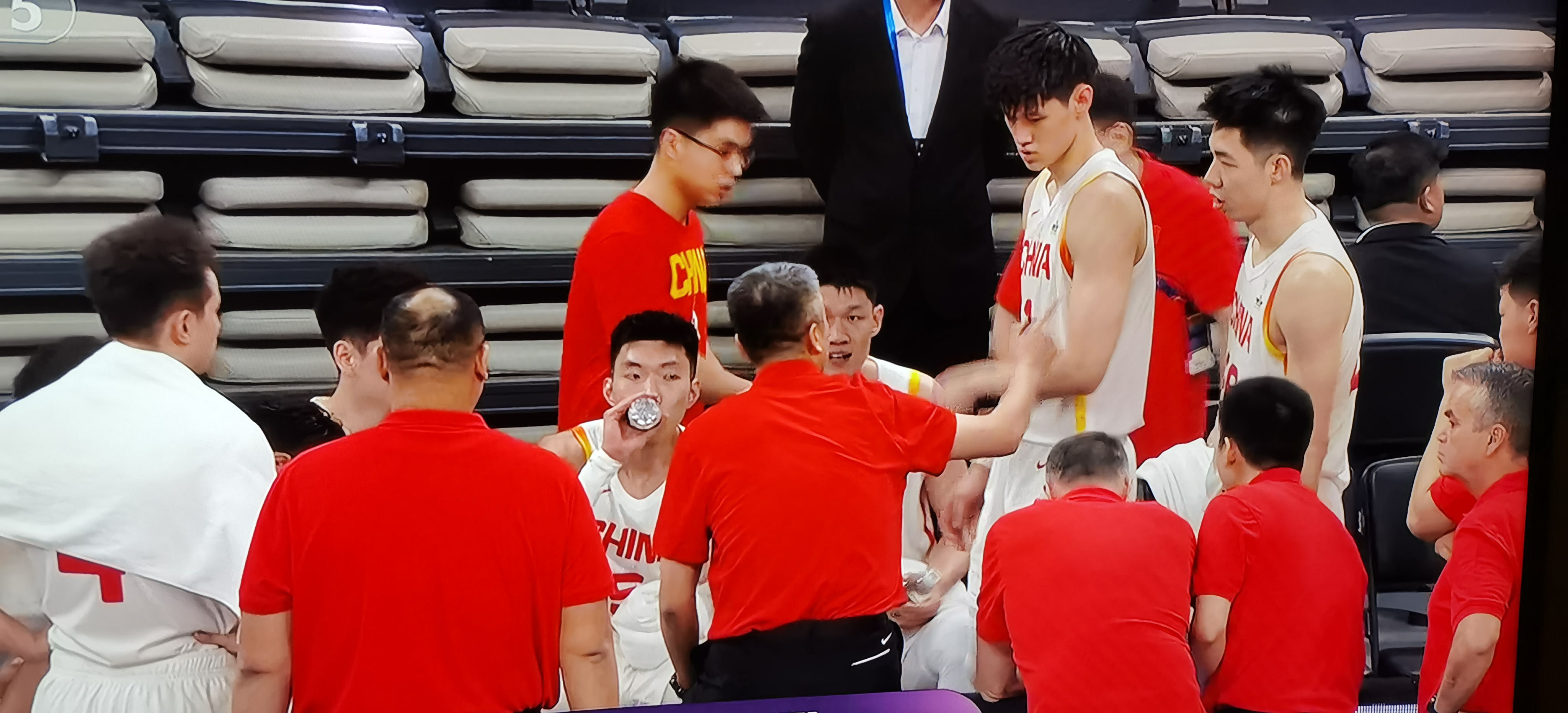 中国男篮遭遇挑战，击败对手(中国男篮又一巨无霸)